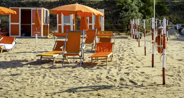 Orange Paraplyer Chaiselong Stranden Vieste Italien Destinationen Adriaterhavskysten Apulia - Stock-foto