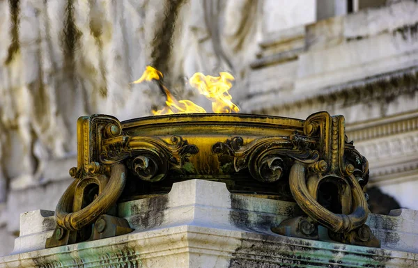在意大利罗马的维克多 伊曼纽尔国王纪念碑中 为无名战士点燃永恒的青铜火焰 — 图库照片