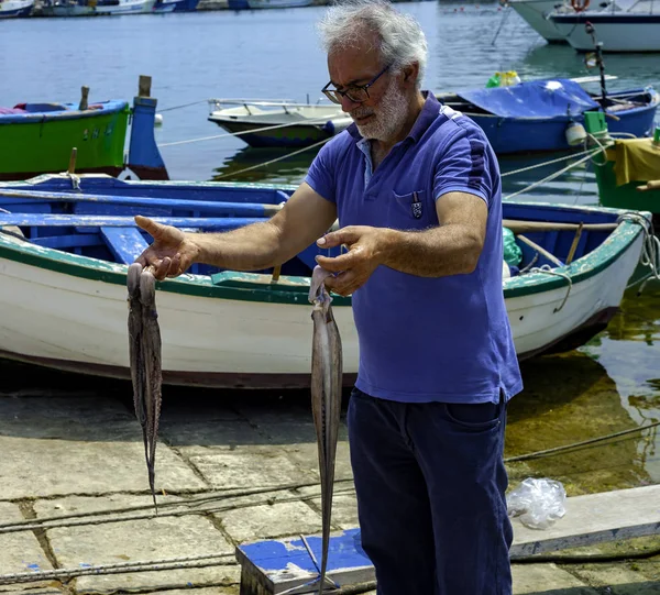 Bisceglie Italia Junio 2017 Pescador Cogió Pulpo Mar Golpeó Asfalto —  Fotos de Stock