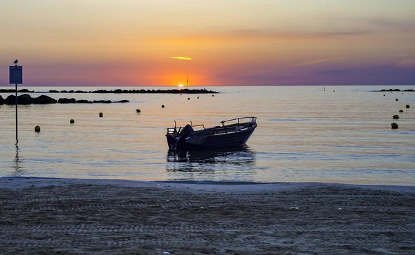 夜明けの空と太陽の光で地元の木造船の静かで美しいシーン — ストック写真