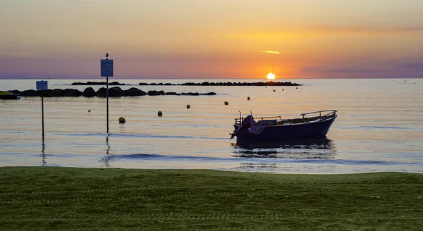 夜明けの空と太陽の光で地元の木造船の静かで美しいシーン — ストック写真