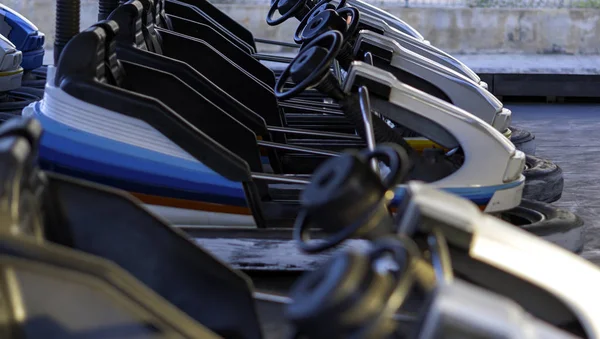 Luna Park Gestoppt Tochter Autoscooter Auf Jahrmarkt — Stockfoto