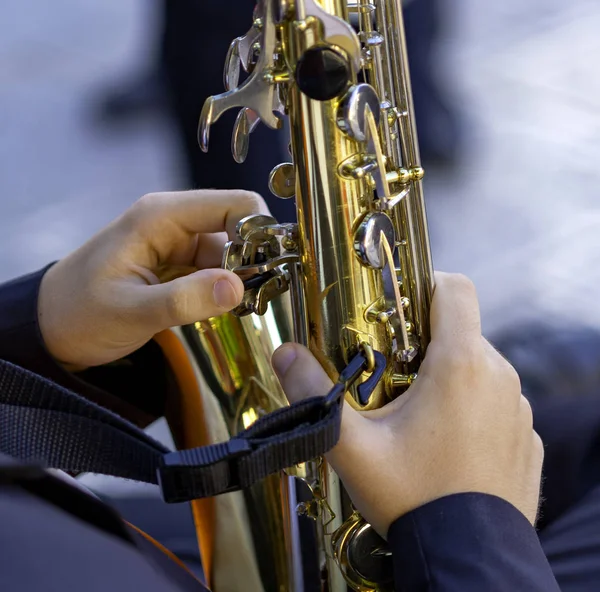 Detalle Nuevo Saxofón Instrumento Musical Viento Latón Dorado Brillante —  Fotos de Stock