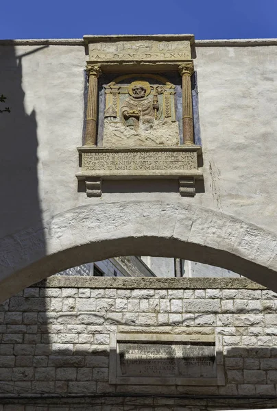 Aziz Nikolaos Kilisesi Bari Apsis Penceresinin Filler Temsilleri Ile — Stok fotoğraf
