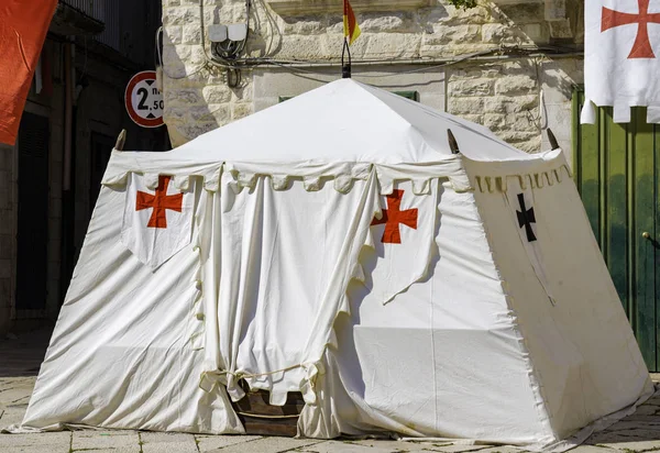 Tienda Medieval Con Plantilla Cruz Montada Durante Una Recreación Histórica — Foto de Stock