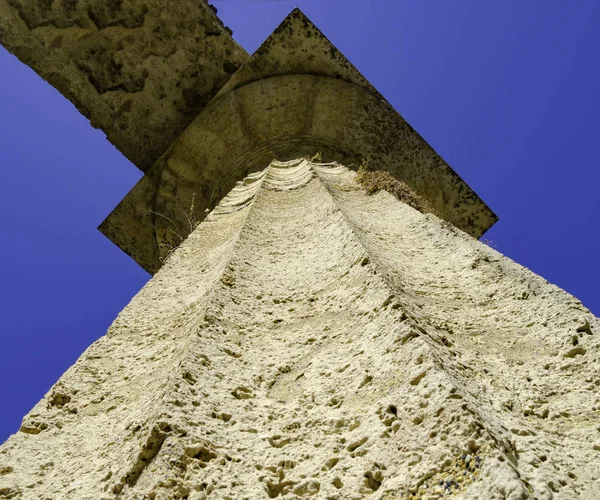 Вид Снизу Колонны Греческого Храма Археологическом Парке Пестум Салерно Италия — стоковое фото