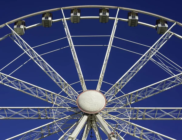 Riesenrad Gegen Den Blauen Himmel — Stockfoto