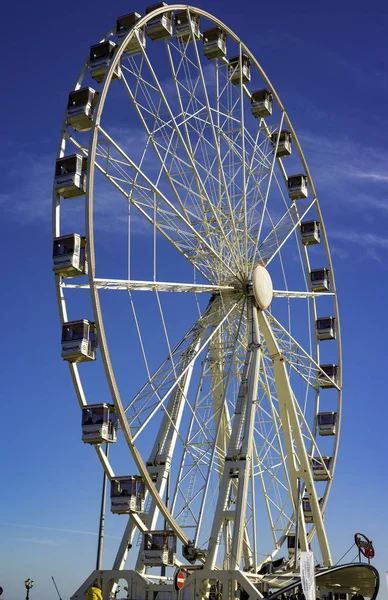 Roda Gigante Contra Céu Azul — Fotografia de Stock