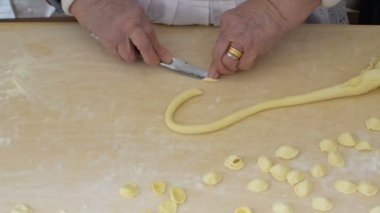 Apulia, İtalya. Eller kadının orecchiette hamur işlemi yapma. tipik İtalyan gıda