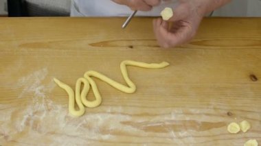 Apulia, İtalya. Eller kadının orecchiette hamur işlemi yapma. tipik İtalyan gıda