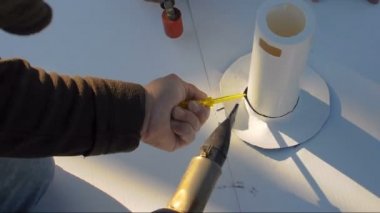 İşçiler kenarlarına termoplastik Poliolefin (Tpo) güneş kaldırım su yalıtımı tamamlamak için kaynak. Hızlandırılmış video