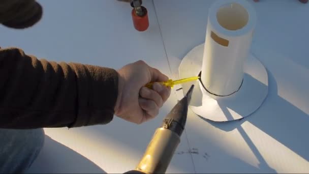 Les Travailleurs Soudent Les Bords Polyoléfine Thermoplastique Tpo Pour Compléter — Video