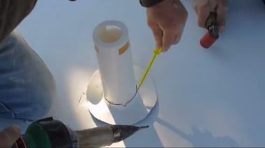 İşçiler kenarlarına termoplastik Poliolefin (Tpo) güneş kaldırım su yalıtımı tamamlamak için kaynak. Hızlandırılmış video