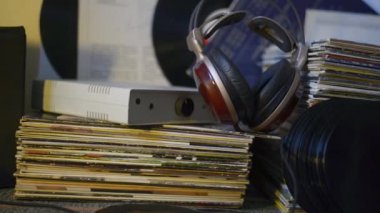 Eski 45 rpm vinyls ve kulaklıklar hakkında özet. Bazı kapaklar vardır