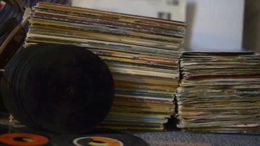 Eski 45 rpm vinyls ve kulaklıklar hakkında özet. Bazı kapaklar vardır
