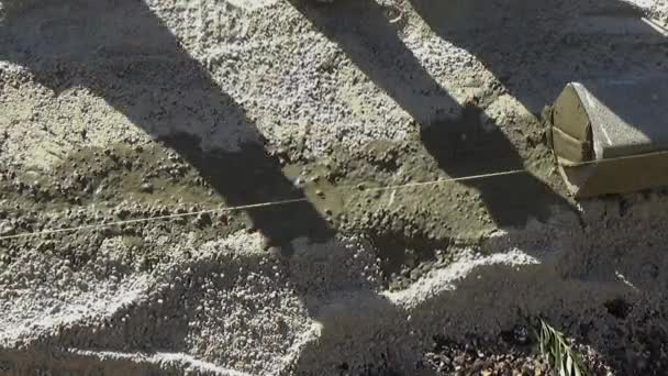 Arbeiter Verlegt Betonrandsteine Und Nivelliert Gehweg Baustelle Mit Metallpfählen — Stockvideo