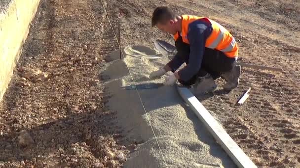 Trabajador Que Instala Piedra Del Bordillo Hormigón Uso Cuerda Con — Vídeo de stock