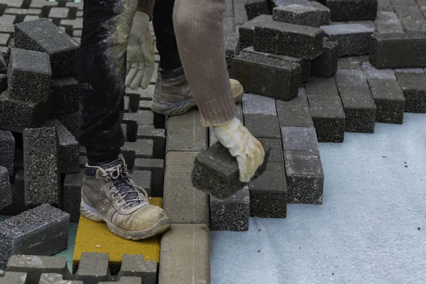 봉사자들은 콘크리트를 맞물리지 제자리에 놓는다 — 스톡 사진