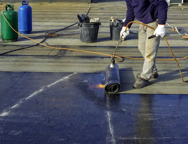 Arbeiter Bereiten Einen Teil Der Bitumen Dachfilzwalze Für Das Schmelzen — Stockfoto