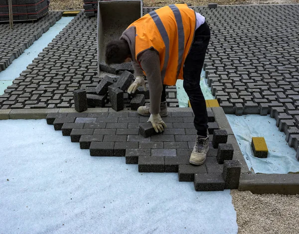 Stavební Dělník Pokládající Propletený Dlažební Beton Prostěradlo Netkané Podestýlky Písku — Stock fotografie