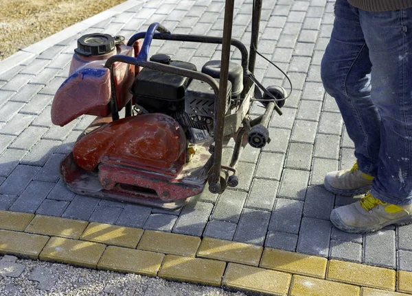 Vibratore Con Piastra Gomma Compattazione Della Pavimentazione Con Blocchi Incastro — Foto Stock