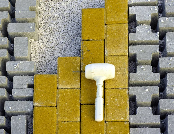橡胶锤子为铺设地板在路面上休息与自锁使用后 — 图库照片