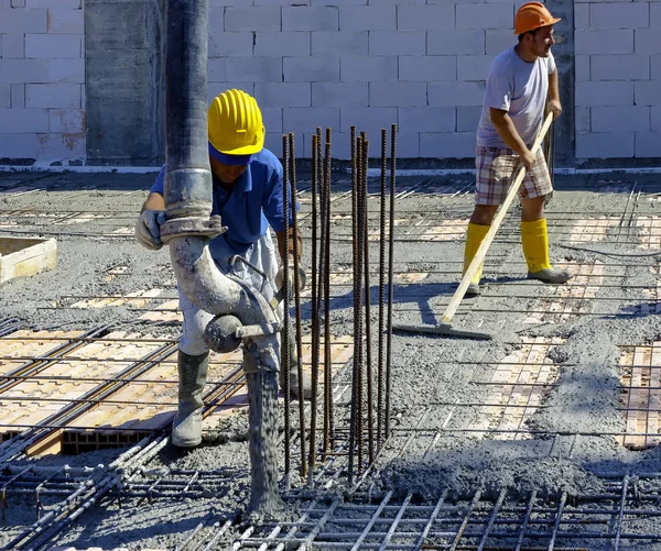 Trabalhador Construção Civil Compactação Cimento Líquido Trabalho Forma Reforço Durante — Fotografia de Stock