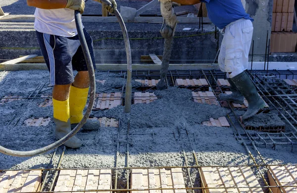 Operaio Edile Che Compatta Cemento Liquido Forma Rinforzo Lavoro Durante — Foto Stock