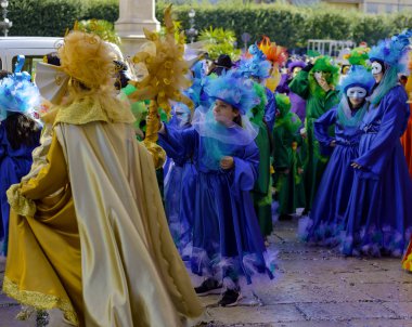 Modugno, İtalya - 4 Şubat 2018: Gençler ve çocuklar maskeli grupları Puglia bir şehir şehir sokaklarda geçit töreni sırasında güzel ve renkli giysileri ile. İtalya