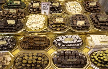 Gıda pazarında çeşitli lezzetli tatlılar. Çikolata bit yerel çikolata mağaza satış için ölçekli. seçici odak