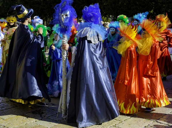 Gençler ve çocuklar maskeli grupları Puglia bir şehir şehir sokaklarda geçit töreni sırasında güzel ve renkli giysileri ile. İtalya