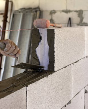 Mason bir iç duvar bloklar Gazbeton gerçekleştirir. Seçici odak