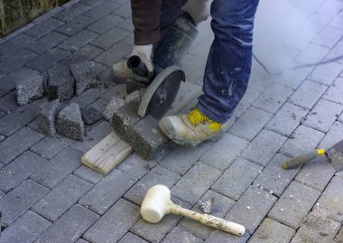 Çalışan bir döşeme boyutu için kendi kendine kilitlenen kaldırım tamamlamak için bir elektrik değirmeni ile keser