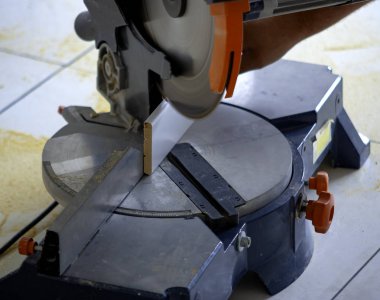 Ahşap Pano elektrik daire testere kesme bir adamın closeup görünümü. Araçlar üzerinde odaklanmıştır