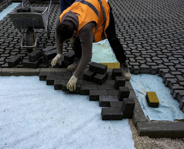 Bauarbeiter Verlegen Ineinander Greifenden Pflasterbeton Auf Vliesstoff Sandblech Und Montieren — Stockfoto