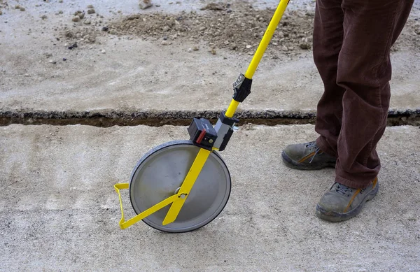 Surveyor Com Roda Medição Odômetro Detecta Comprimento Uma Escavação Minitrench — Fotografia de Stock