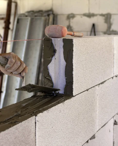 Mason Bir Duvar Bloklar Gazbeton Gerçekleştirir Seçici Odak — Stok fotoğraf