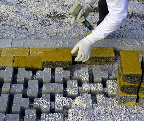 Stavební Dělník Pokládající Propletený Dlažební Beton Prostěradlo Netkané Podestýlky Písku — Stock fotografie