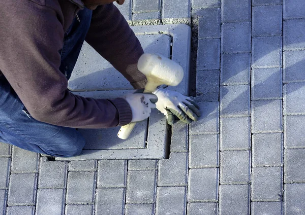 Stavební Dělník Pokládající Propletený Dlažební Beton Prostěradlo Netkané Podestýlky Písku — Stock fotografie