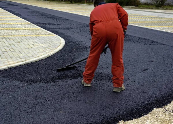 Trabajador Distribuye Borde Asfalto Dispuesto Para Construcción Una Carretera — Foto de Stock