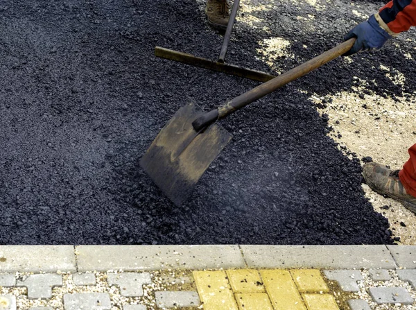 Trabajador Distribuye Borde Asfalto Dispuesto Para Construcción Una Carretera — Foto de Stock