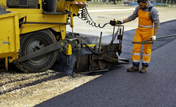 Los Trabajadores Regulan Pavimentadora Orugas Que Pone Asfalto Calentado Temperaturas — Foto de Stock