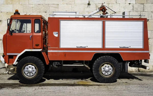Einsatzfahrzeug der Feuerwehr. großer roter Rettungswagen von Italien. — Stockfoto