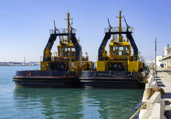 Due rimorchiatori pronti ad aiutare le navi nel porto di Bari — Foto Stock