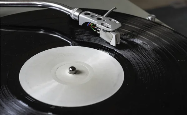 Gros plan tourne-disque jouant un disque vinyle. Concentrez-vous sur la tête de la cartouche. Système audio Hifi — Photo