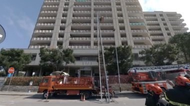 Bari, İtalya - 21 Mart 2019: itfaiye malzemeleri nakliye ve mobilya bir gökdelenin bir apartman için kullanılan bir elektrik merdiven hasarlı arabası kurtarılması için müdahalede