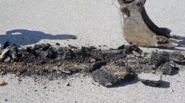 Mini ekskavatör dar kova ile kaldırım asfalt kaldırır