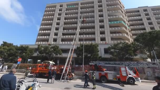 Bari, Itálie – 21. března 2019: hasiči zasahují pro obnovu poškozené vozík elektrický schodiště pro dopravu materiálů a nábytek z bytu mrakodrap