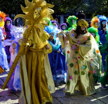 Modugno, İtalya - 4 Şubat 2018: Gençler ve çocuklar maskeli grupları Puglia bir şehir şehir sokaklarda geçit töreni sırasında güzel ve renkli giysileri ile. İtalya