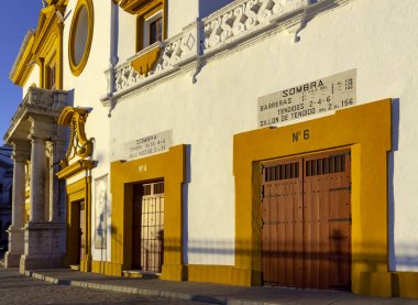 Sevilla'nın ünlü boğa güreşi Plaza de Toros de la Maestranza'nın renkli Barok cephesini detaylandırma